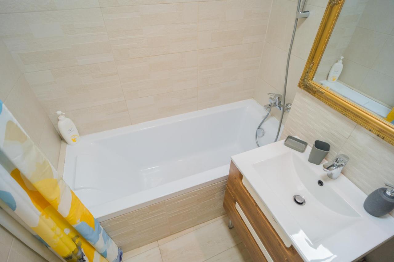 Cozy & Spacious 2Br Apartment With Netflix Bucureşti Eksteriør bilde