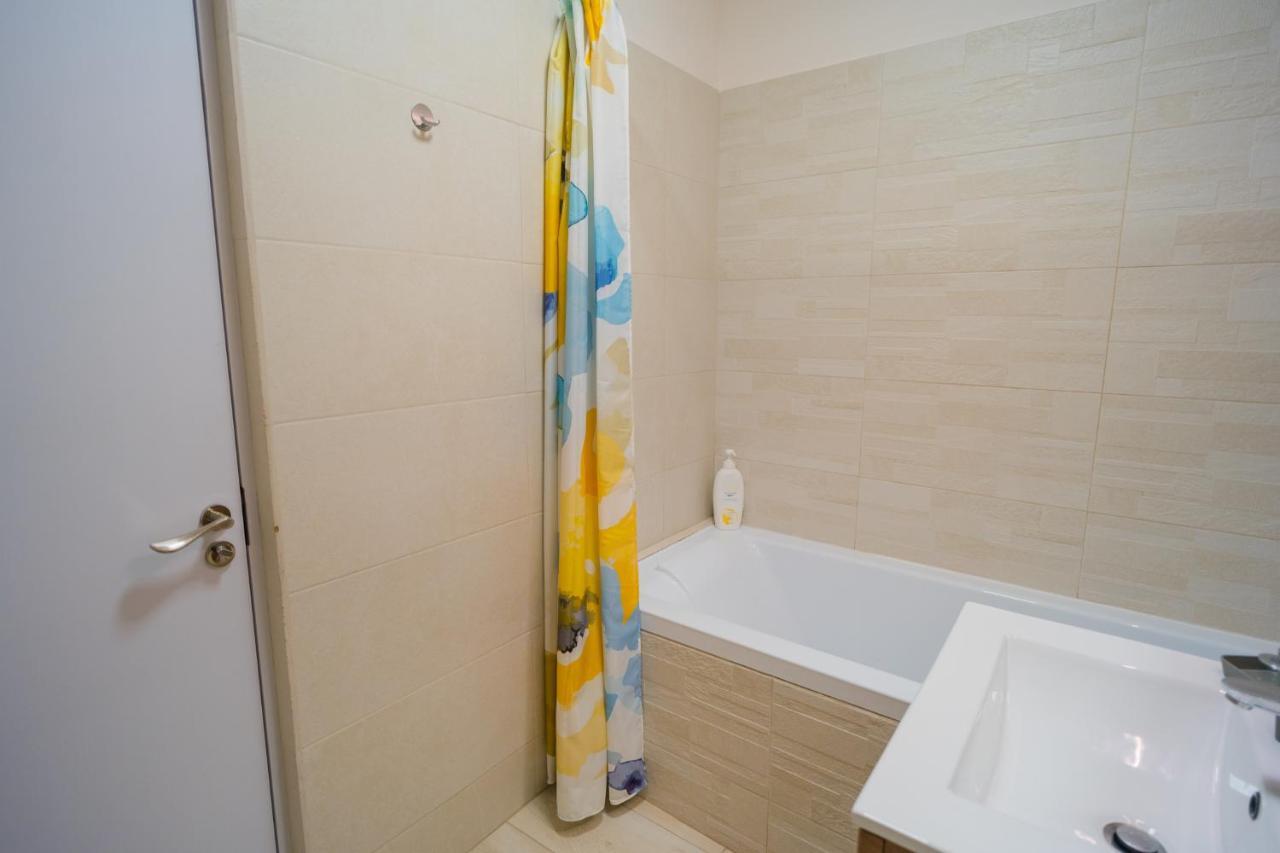 Cozy & Spacious 2Br Apartment With Netflix Bucureşti Eksteriør bilde