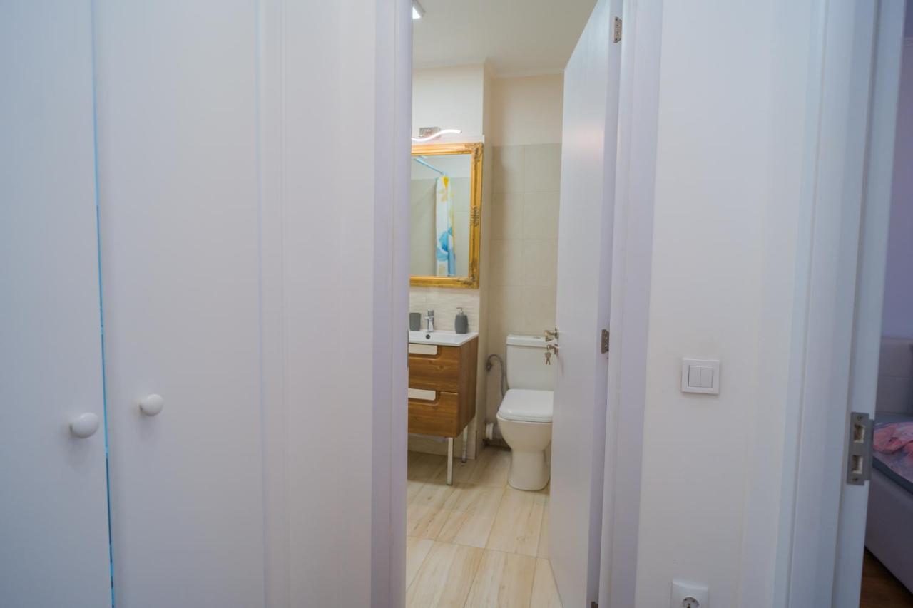 Cozy & Spacious 2Br Apartment With Netflix Bucureşti Eksteriør bilde
