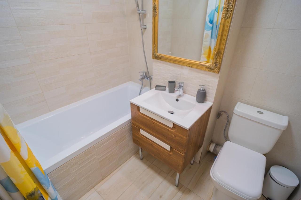 Cozy & Spacious 2Br Apartment With Netflix Bucureşti Eksteriør bilde