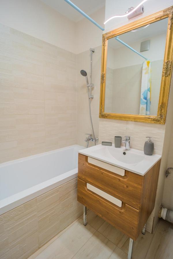 Cozy & Spacious 2Br Apartment With Netflix Bucureşti Eksteriør bilde