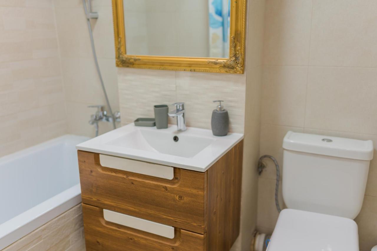 Cozy & Spacious 2Br Apartment With Netflix Bucureşti Eksteriør bilde